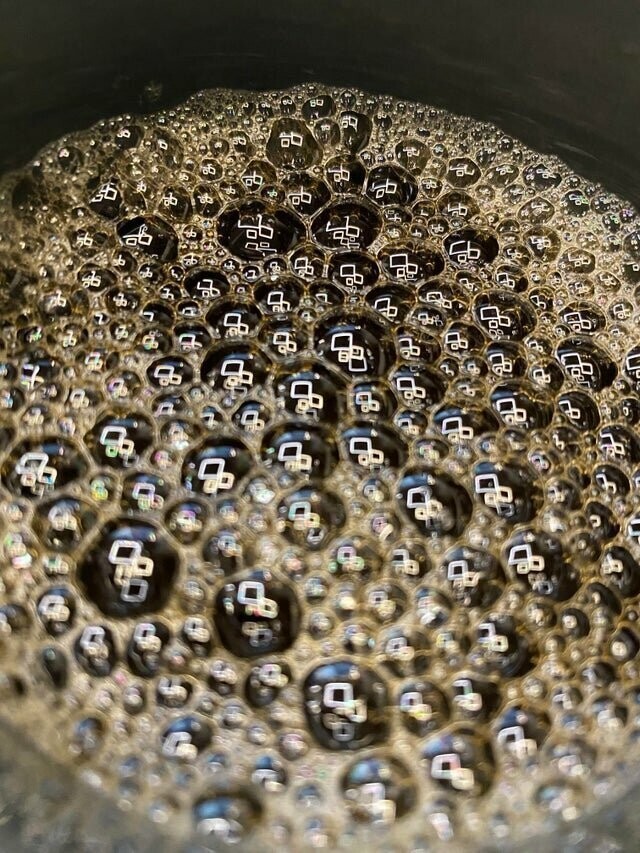 Отражение потолочных светильников в кофе
