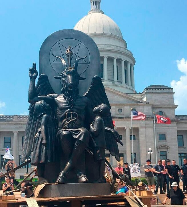 Эта скульптура с запроектированной высотой 2,1 метра — изображение сатаны в форме Бафомета. Она аналогична  установленной в городе Литл-Рокк, административном центре штата Арканзас.