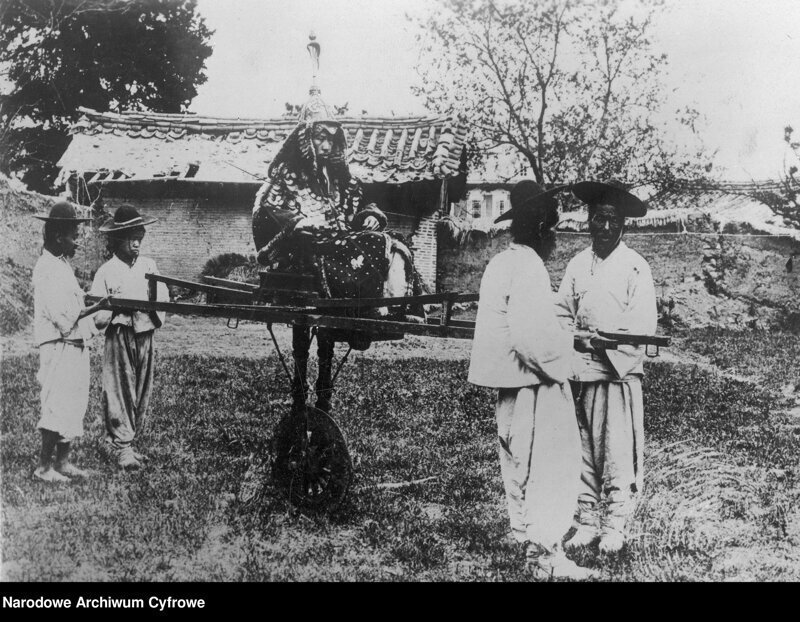 Корейский аристократ, путешествующий на одноколесной повозке. 1919 - 1929.