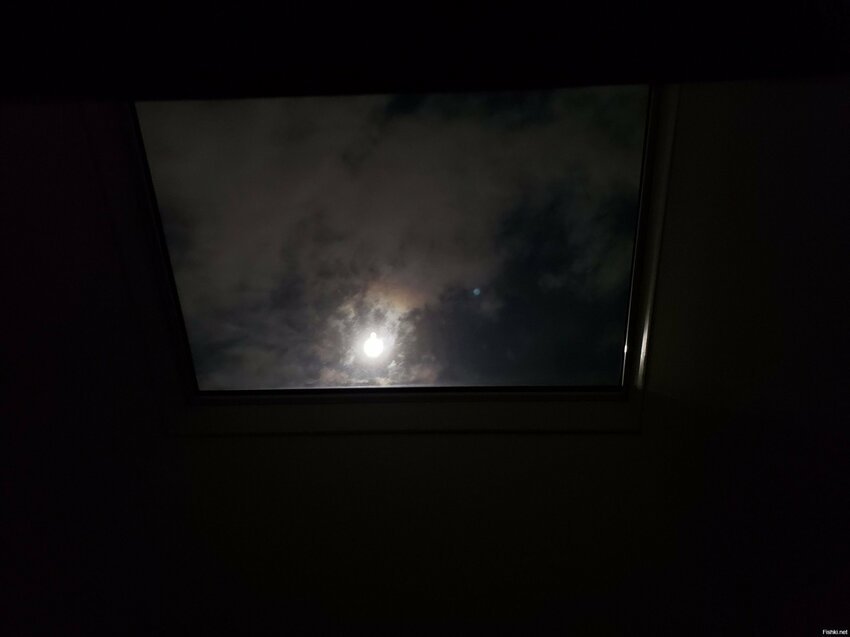 Луна через окно в потолке