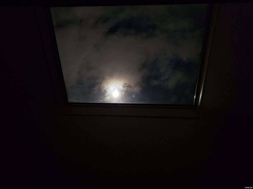 Луна через окно в потолке