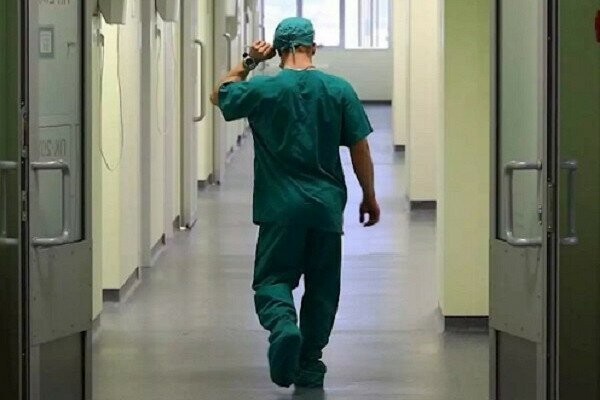 Пьяный травматолог пожаловался на зарплату и уволился посреди смены