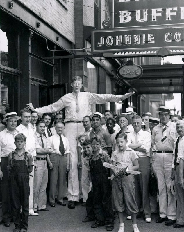 Самый высокий человек в истории Роберт Уодлоу в своем родном городе Альтон, штат Иллинойс, фото 1939 года.
