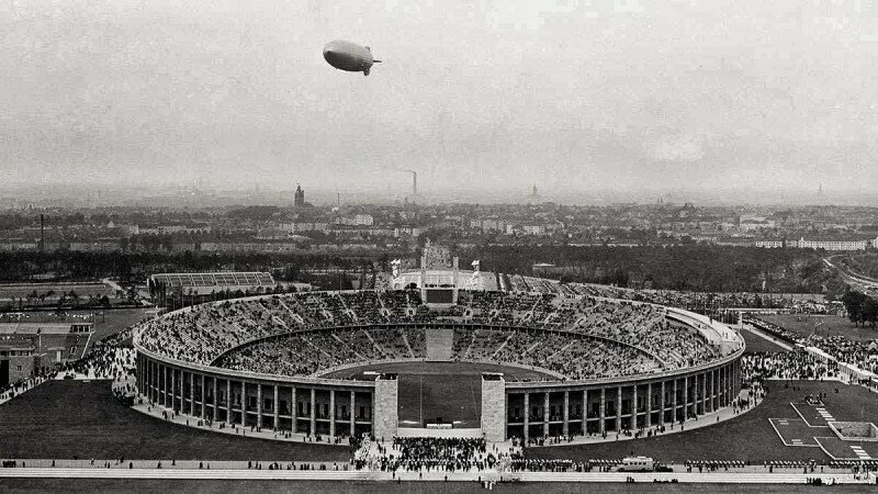 "Гинденбург" пролетает над Берлинским олимпийским стадионом во время Олимпийских игр 1936 года