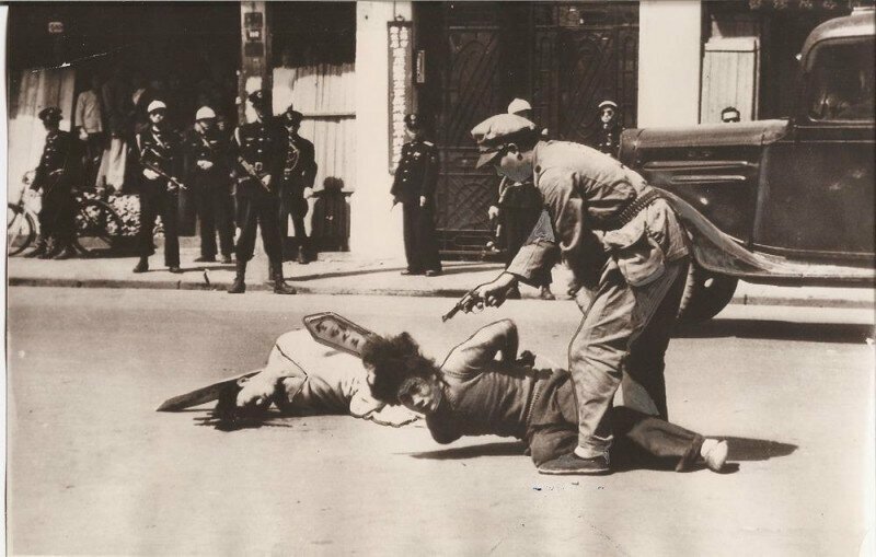 Китайский полицейский публично расстреливает коммунистов на улице Шанхая. Китай, 1949