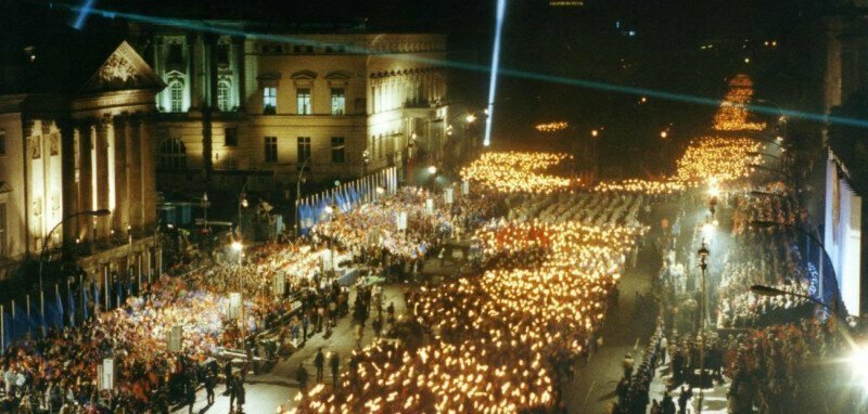 Факельное шествие в честь основания Германской Демократической Республики. Берлин, 1989