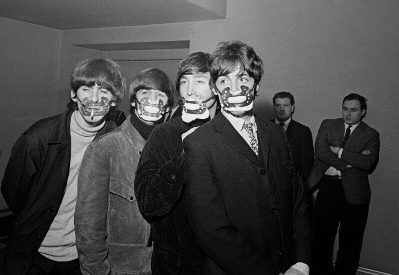 Битлз в масках для защиты от смога перед концертом в театре Ардвик, Манчестер, Англия, 7 декабря 1965 года