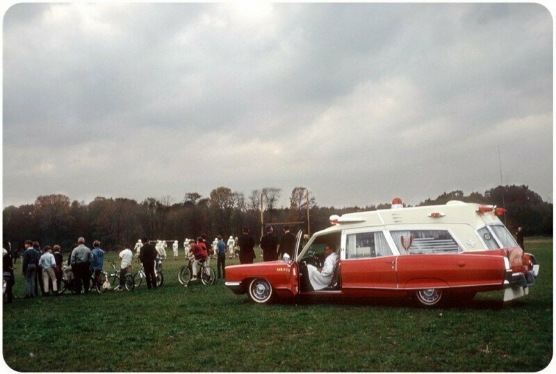 Стильная "Скорая" дежурит на матче по американскому футболу. США, 1967 