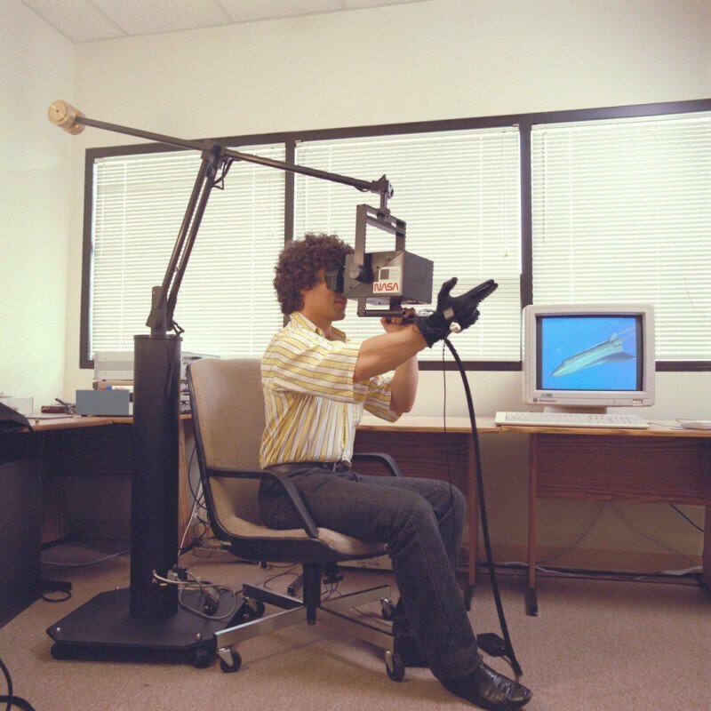 Рабочая станция виртуальной реальности с ручным блоком маневрирования в центре аэродинамического моделирования NASA, Калифорния, 1990 г.