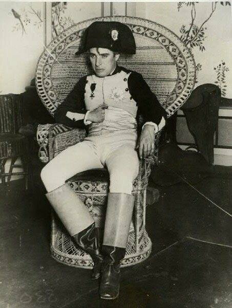 Чарли Чаплин на костюмированой вечеринке, 1925 г.