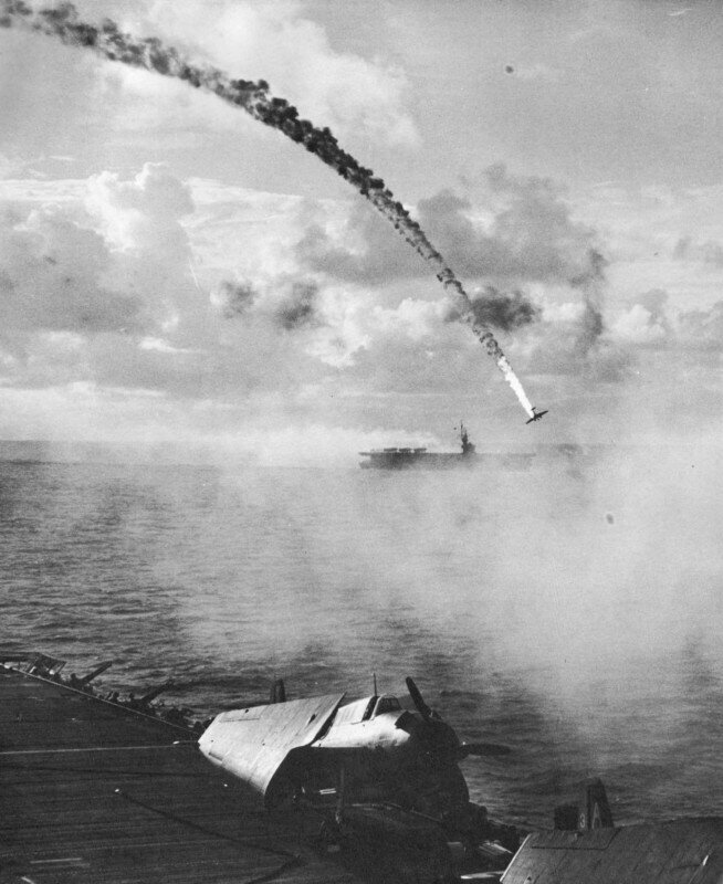 Японский самолет сбит во время битвы на Сайпане. 1944 год.