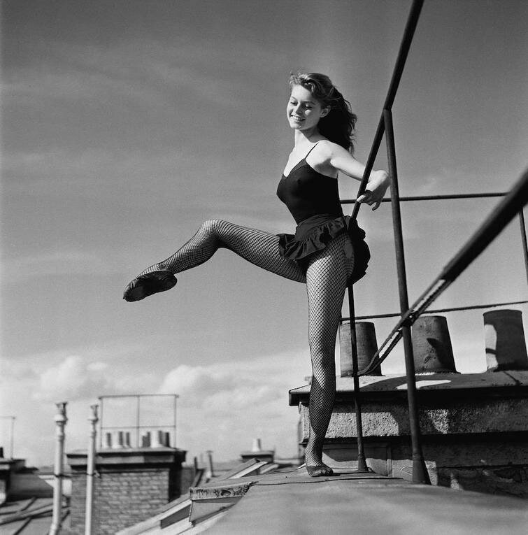 18-летняя Бриджит Бардо танцует на крыше, 1952 г.