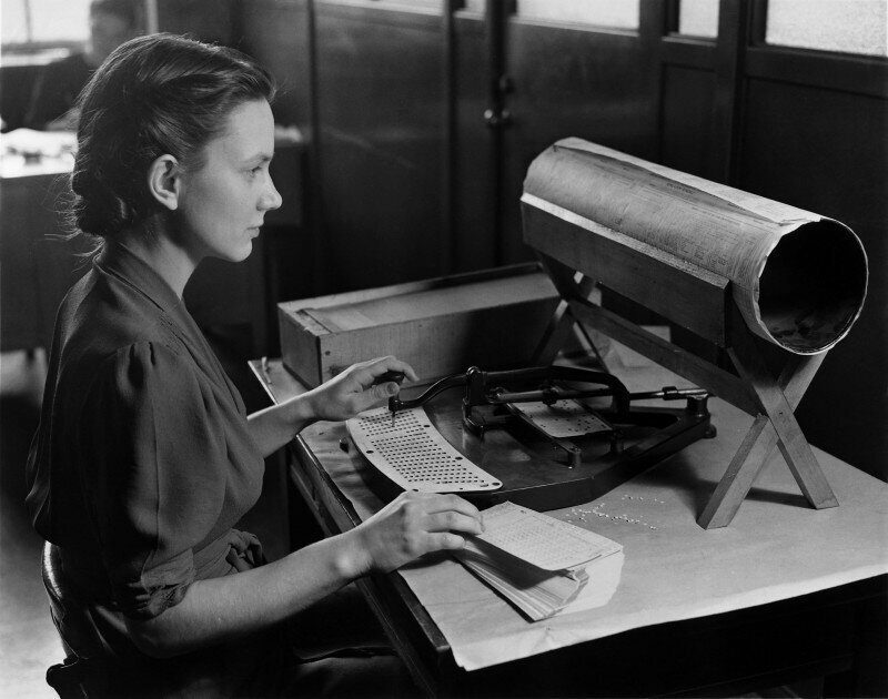 Женщина кодирует перфокарты. США, 1920-е