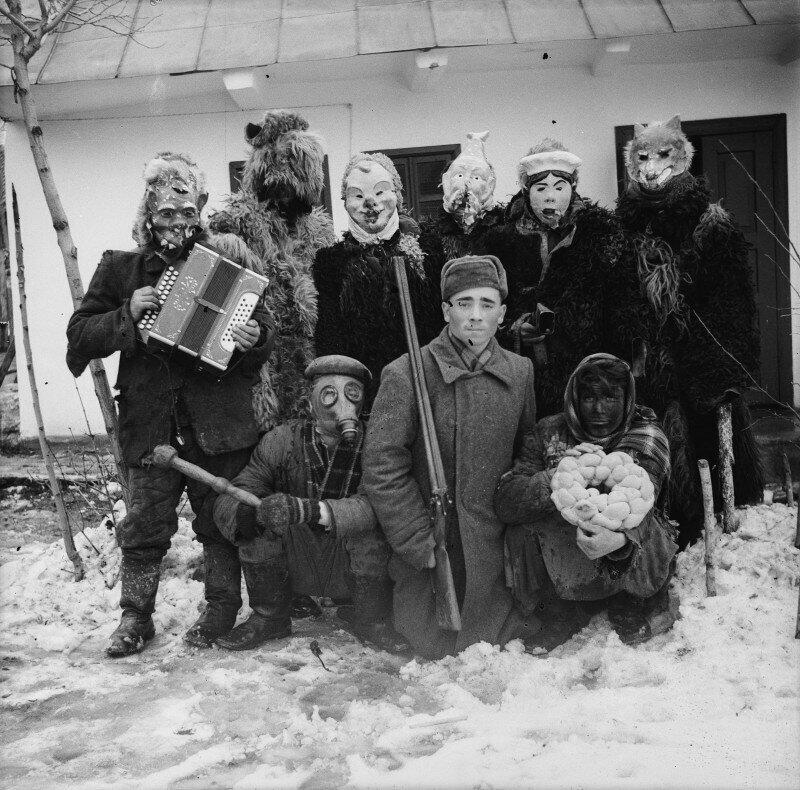 Молдавские жители деревни в карнавальных костюмах, конец 1950-х годов