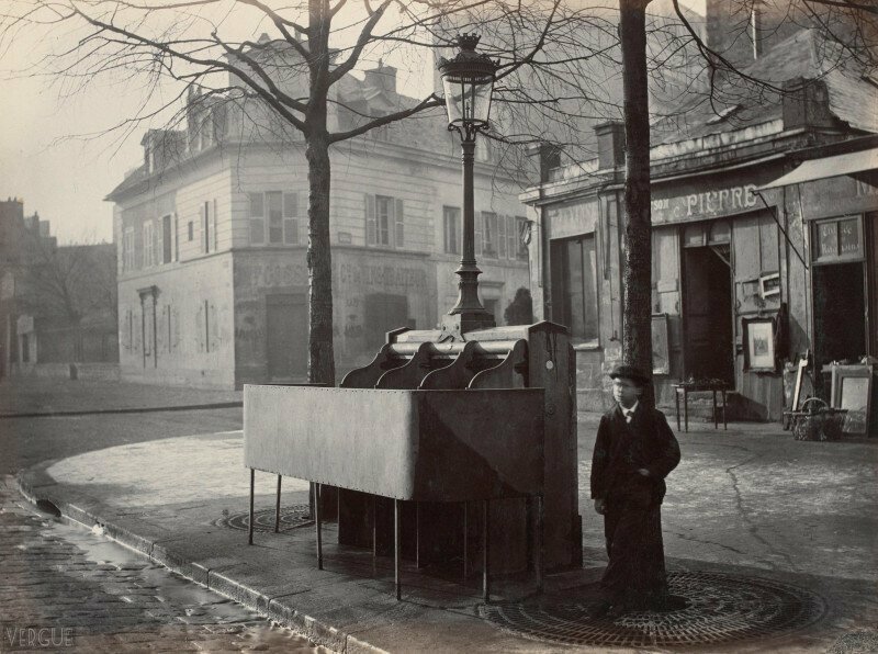 Общественный писсуар на улице Парижа, 1895