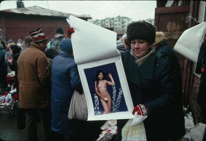 Женщина продает календарь, Москва, 1991 год