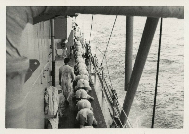 Традиция американских военных моряков. При первом пересечении экватора новобранцы должны находится в позе "рака". 1944