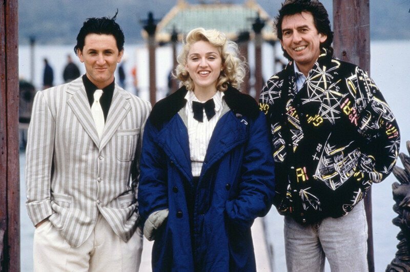 Актер Шон Пенн, его жена певица Мадонна и экс–битл Джордж Харрисон, 1986 год, Гонконг