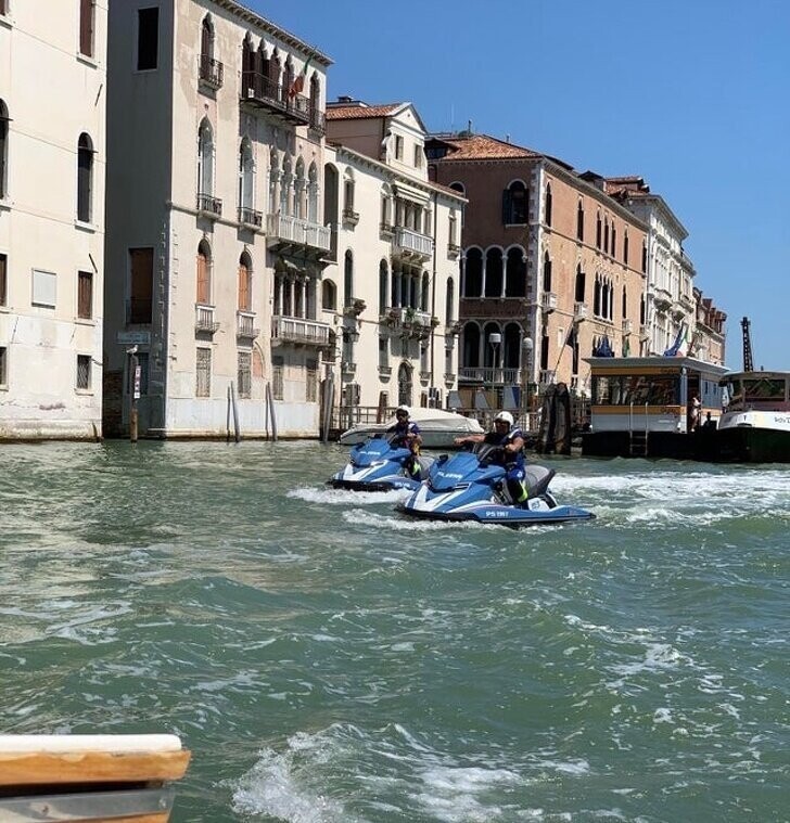Полиция Венеции передвигается на водных мотоциклах