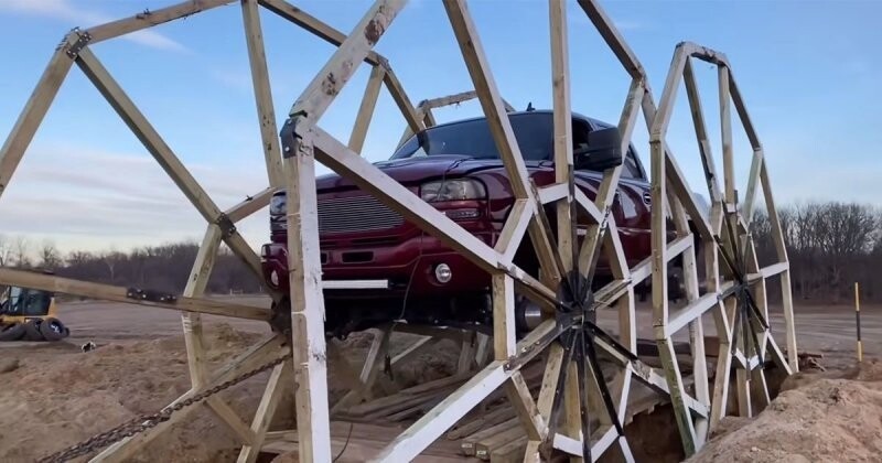 Пикап GMC на шестиметровых деревянных колесах