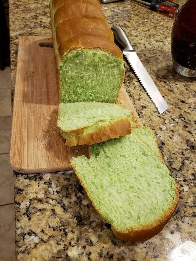 "Мама заменила привычный ванильный экстракт в хлебе, что сделало его зелёным"