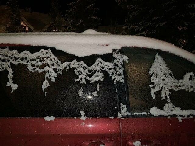 "Лед на машине замерз в форме гор и дерева"