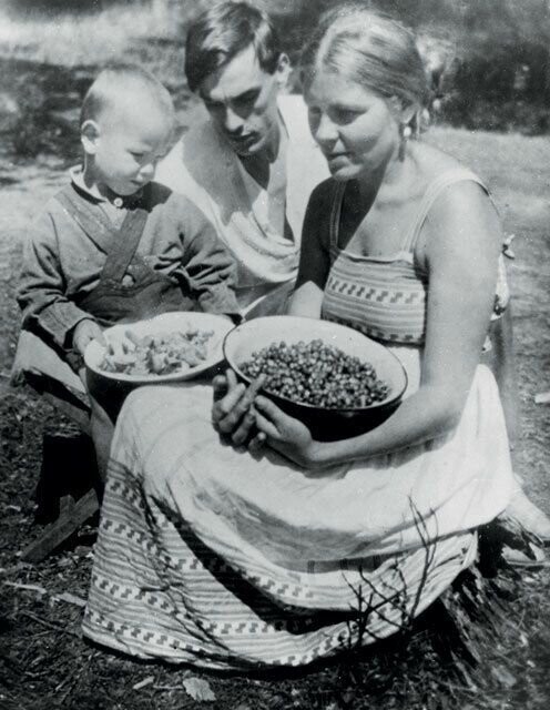 Андрей Тарковский с родителями. 