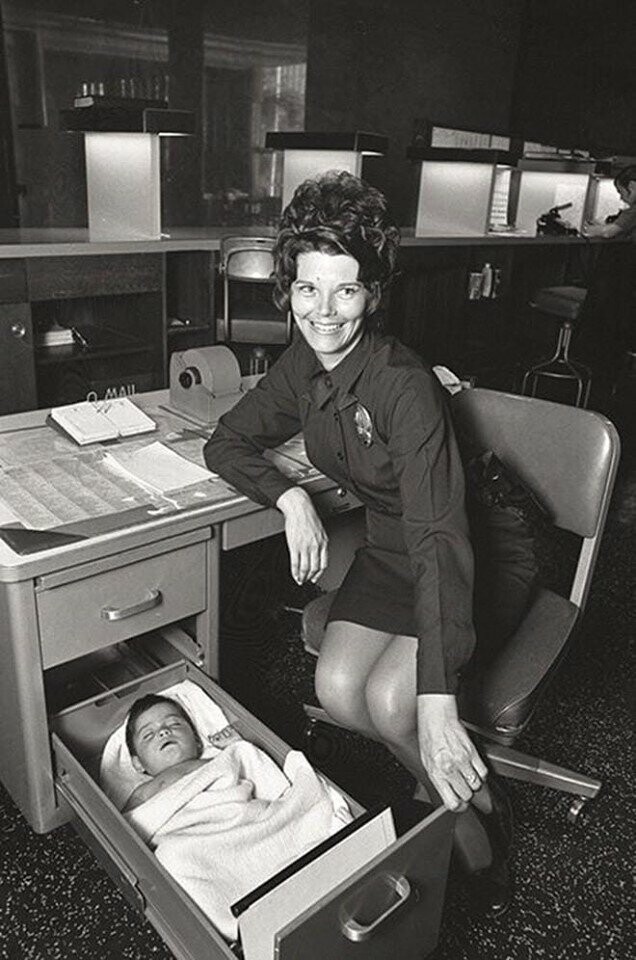 Офицер полиции Лос-Анджелеса присматривает за брошенным ребенком, 1971 год. 