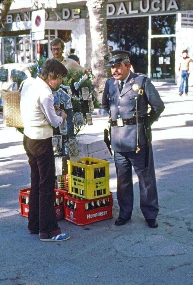 Подарки местному полицейскому  - денежная елка и ящики с пивом. Альмуньекар, 1977