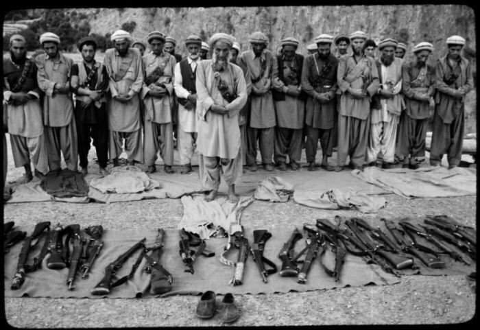 Афганские моджахеды во время намаза. Война в Афганистане, 1980-е.
