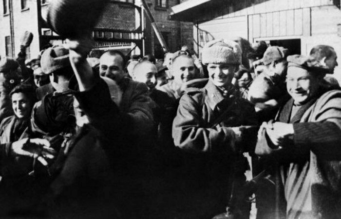 Советские солдаты освобождают заключенных Освенцима. Польша, 21 января 1945 года.