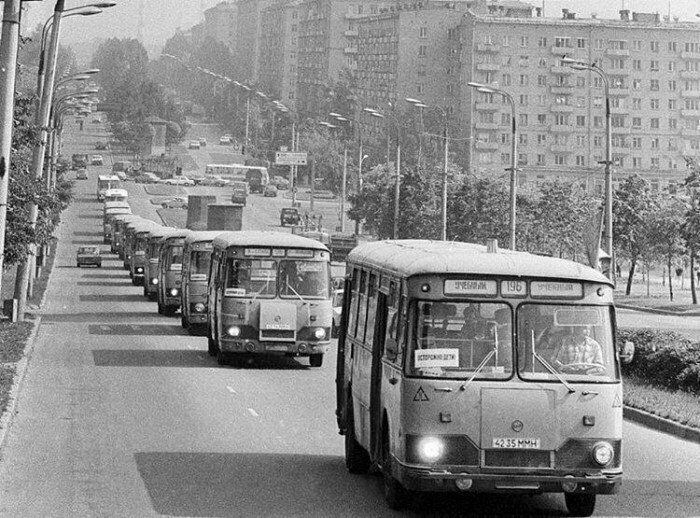 Колона автобусов ЛиАЗ везет счастливых пионеров в пионерский лагерь. Москва, 1982 год.