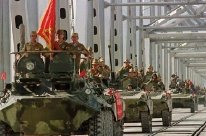 15 февраля 1989 завершился вывод войск СССР из Афганистана (начат 15 мая 1988).