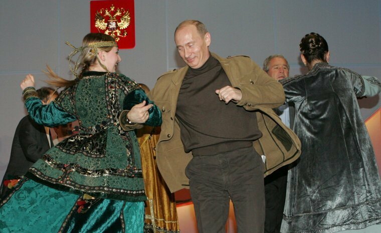 Кремль опубликовал архивное видео танцев Путина и Джорджа Буша-младшего