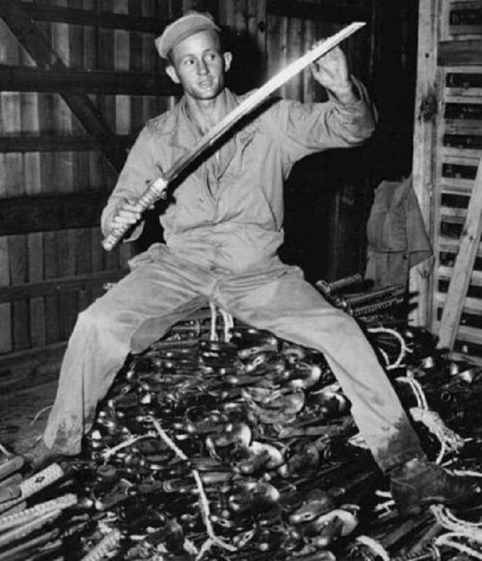 Более 4000 японских мечей катану, захваченные американцами