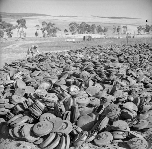 Куча немецких противотанковых мин захваченных армией США