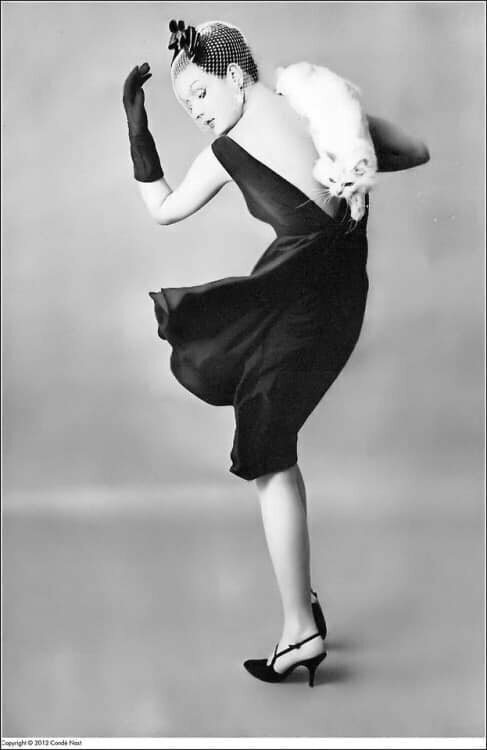 Бетси Пикеринг в маленьком чёрном платье от Lee Claire, 1959.