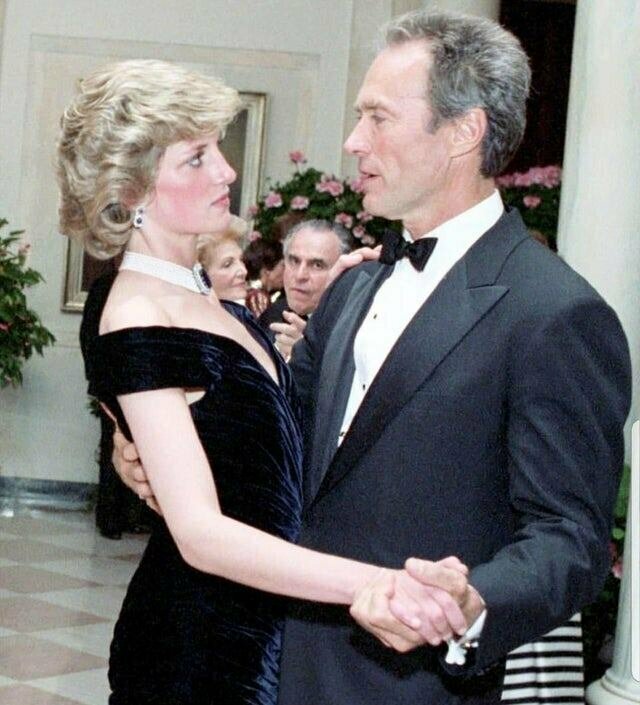 Принцесса Диана танцует с Клинтом Иствудом на ужине в Белом доме, устроенном президентом и первой леди Рейганом в 1985 году.