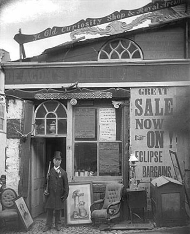 Мужчина позирует у своего мебельного магазина, Уотерфорд, 1897