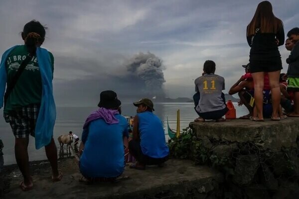 3. Местные жители наблюдают за извержением Тааля в понедельник.