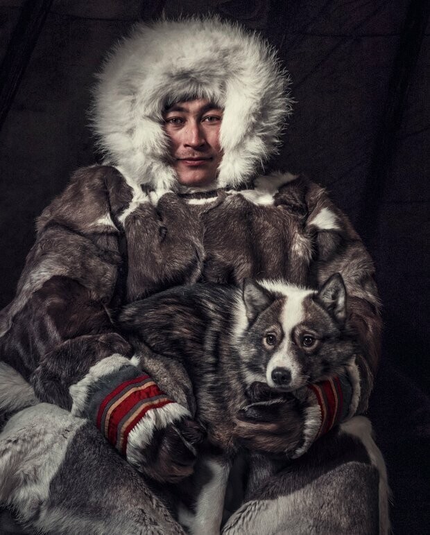 Павел Худи со своим щенком, сибирский ненец