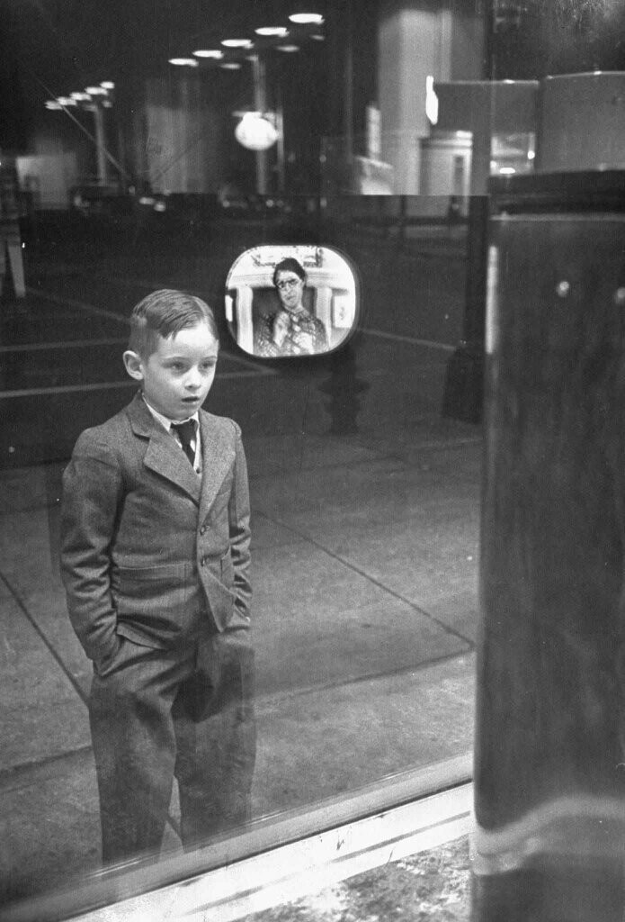 Мальчик впервые смотрит телевизор сквозь витрину магазина, 1948 год.