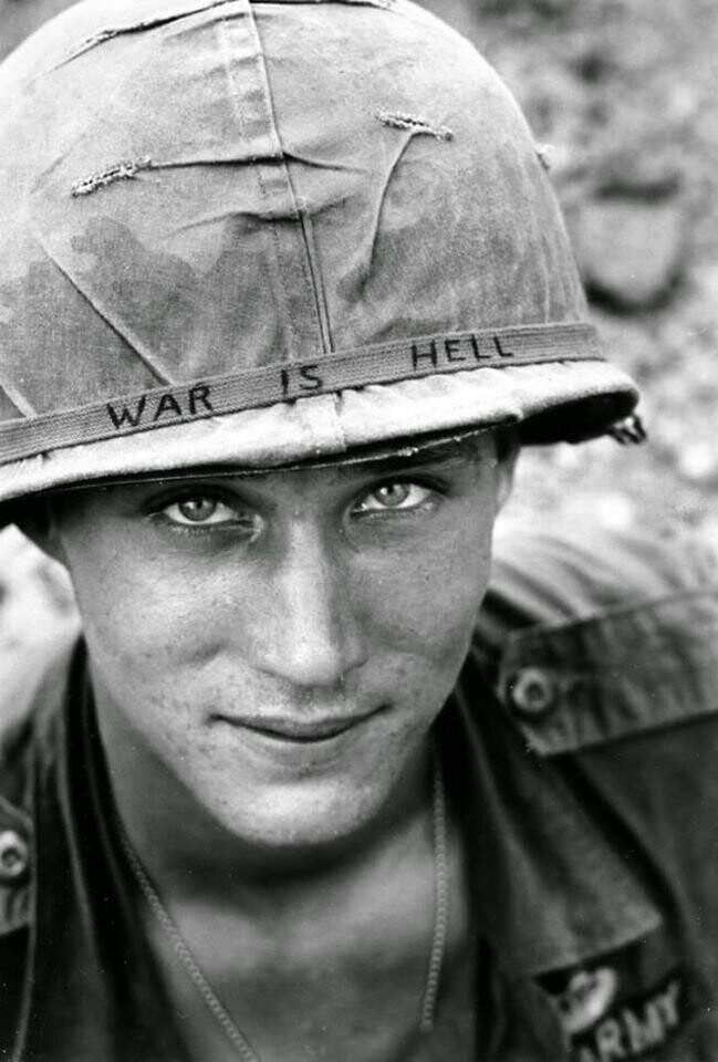 Фотокорреспондент AP Хорст Фаас сделал это знаковое фото 18 июня 1965 года во время войны во Вьетнаме. 