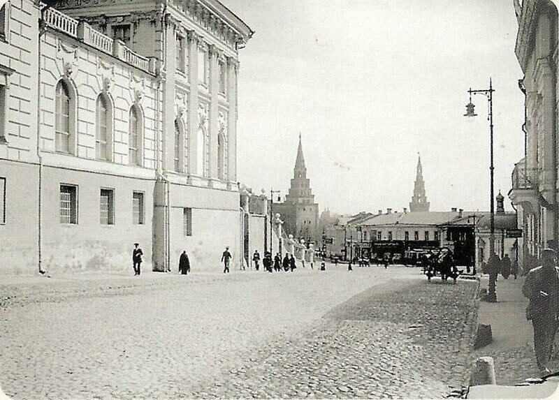 5. Улица Знаменка, вид на Моховую улицу, Кремль и дом Пашкова (слева).