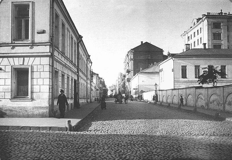 3. Вид на Крестовоздвиженский переулок, справа усадьба Бутурлиных, она же усадьба Р.И. Воронцова, 1910-е годы.