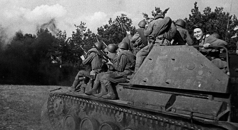 Остановка под Варшавой: приказ Сталина или танки Гитлера?