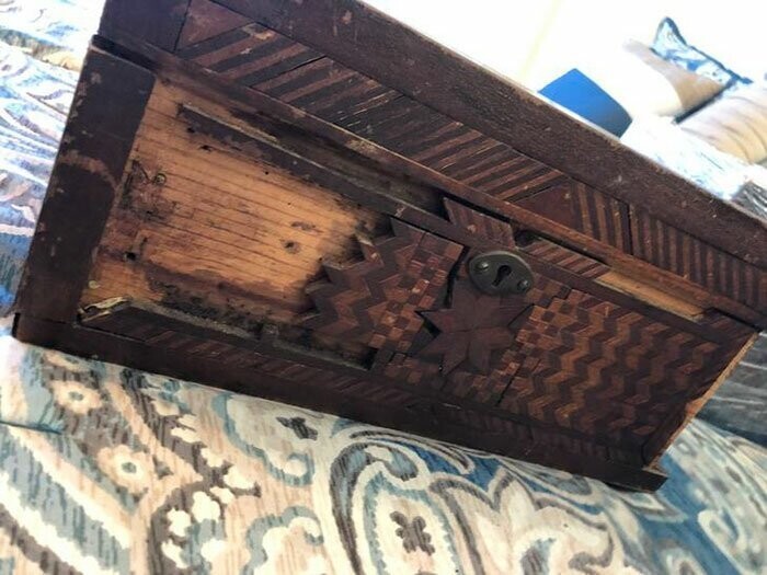 Грабитель банков спрятал что-то в двух коробках 100 лет назад, а его праправнук их открыл