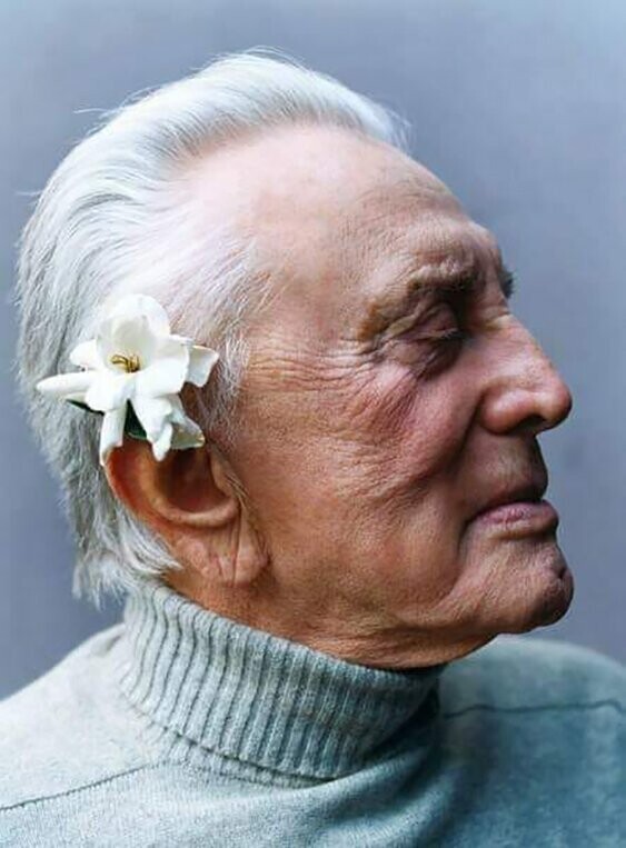 Кирк Дуглас, актеру уже 103 года. 