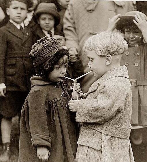 Двое детей пьют газировку возле Белого дома, Пасха 1922 года.