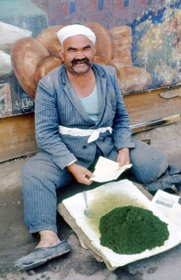Продавец насвая. Узбекистан, 1964 год. 